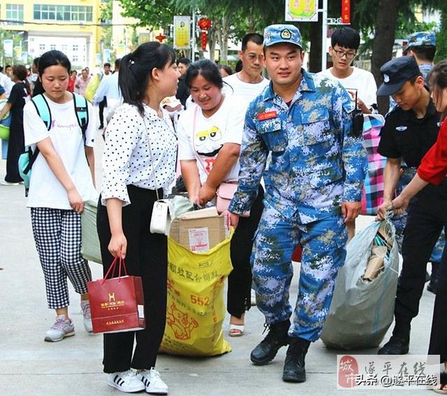 高考結束遂平二高發生感人一幕！（致敬，二高；祝福，學生！）