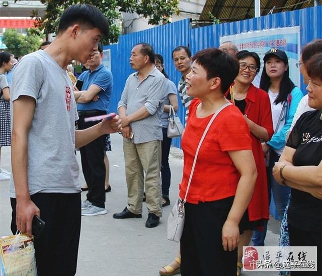 高考結束遂平二高發生感人一幕！（致敬，二高；祝福，學生！）