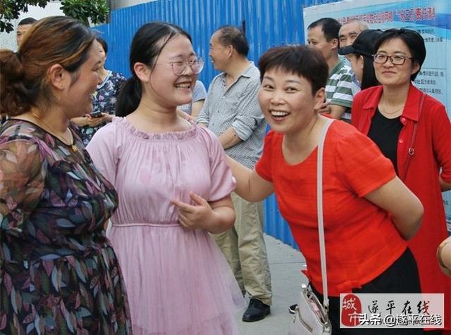 高考結束遂平二高發生感人一幕！（致敬，二高；祝福，學生！）