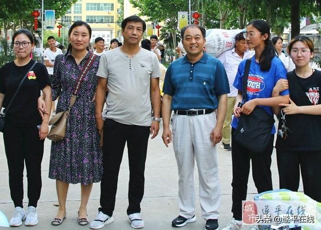 高考結束遂平二高發生感人一幕！（致敬，二高；祝福，學生！）