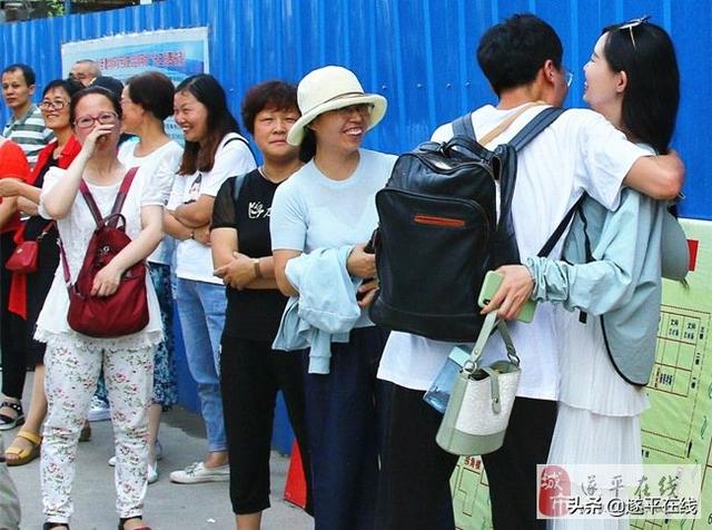 高考結束遂平二高發生感人一幕！（致敬，二高；祝福，學生！）