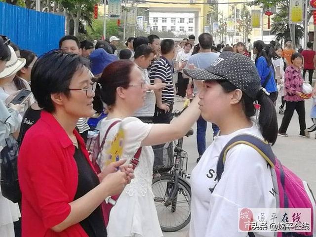 高考結束遂平二高發生感人一幕！（致敬，二高；祝福，學生！）