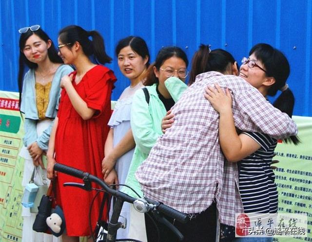 高考結束遂平二高發生感人一幕！（致敬，二高；祝福，學生！）