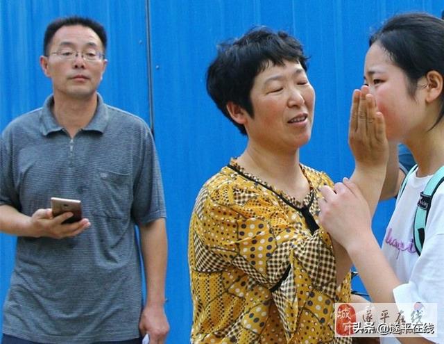 高考結束遂平二高發生感人一幕！（致敬，二高；祝福，學生！）