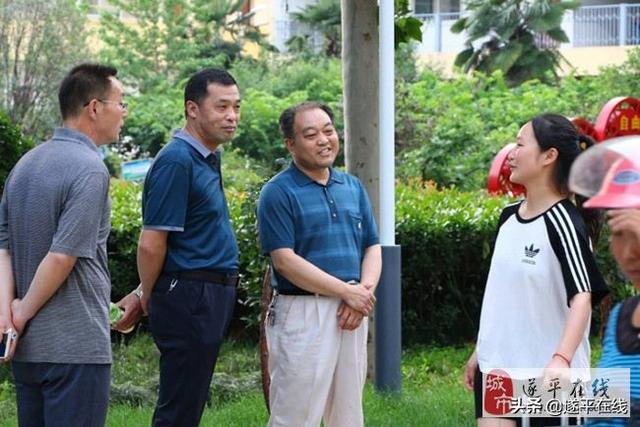 高考結束遂平二高發生感人一幕！（致敬，二高；祝福，學生！）