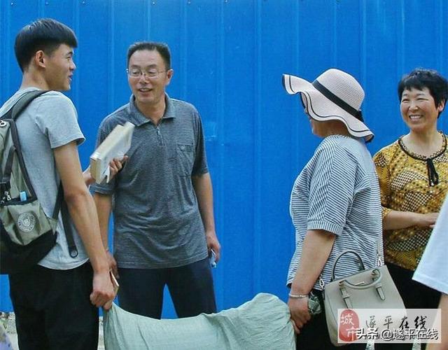 高考結束遂平二高發生感人一幕！（致敬，二高；祝福，學生！）