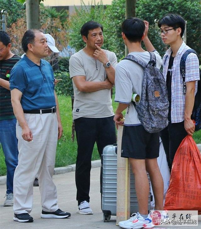 高考結束遂平二高發生感人一幕！（致敬，二高；祝福，學生！）