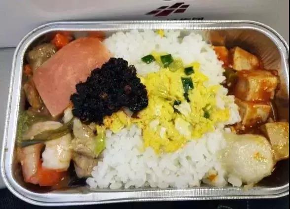 空姐：飛機上50%人不會選飛機餐？飯比面好吃，雞肉比魚肉好吃...