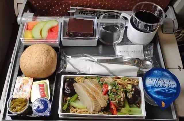 空姐：飛機上50%人不會選飛機餐？飯比面好吃，雞肉比魚肉好吃...