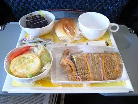 空姐：飛機上50%人不會選飛機餐？飯比面好吃，雞肉比魚肉好吃...