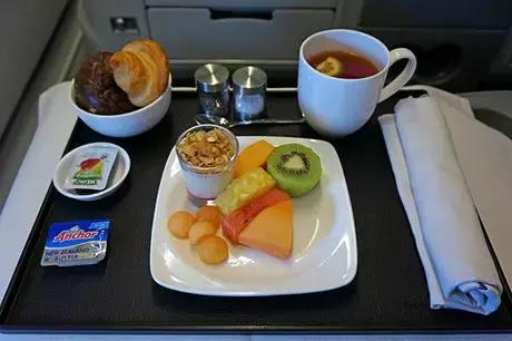 空姐：飛機上50%人不會選飛機餐？飯比面好吃，雞肉比魚肉好吃...