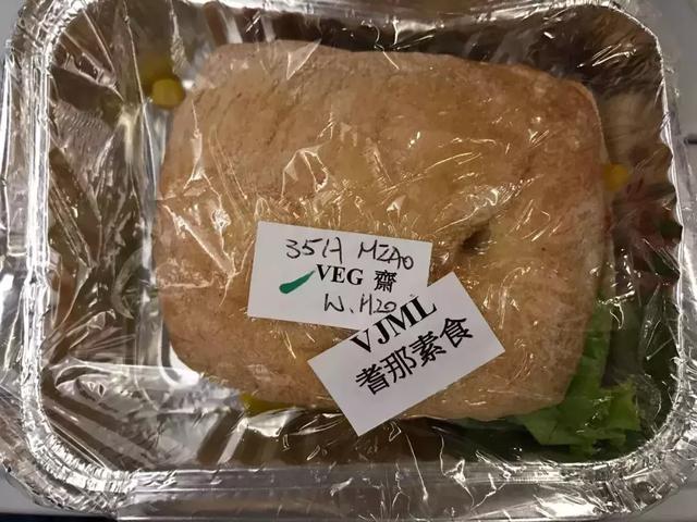 空姐：飛機上50%人不會選飛機餐？飯比面好吃，雞肉比魚肉好吃...