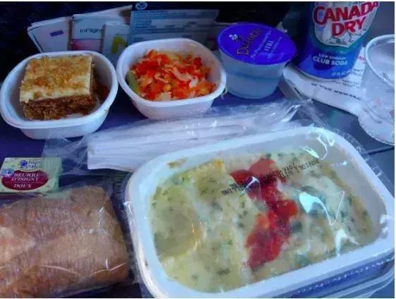 空姐：飛機上50%人不會選飛機餐？飯比面好吃，雞肉比魚肉好吃...