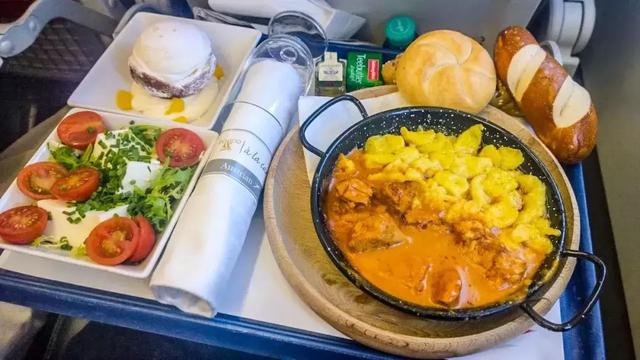 空姐：飛機上50%人不會選飛機餐？飯比面好吃，雞肉比魚肉好吃...