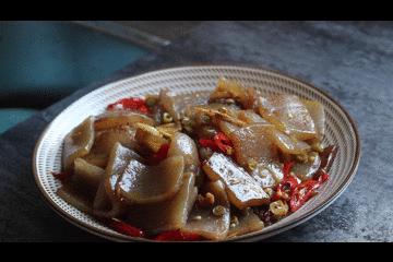 入夏的第一頓麻辣小龍蝦，必須加入這種食材，滑嫩爽口才過癮！