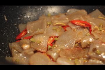 入夏的第一頓麻辣小龍蝦，必須加入這種食材，滑嫩爽口才過癮！