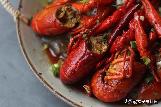 入夏的第一頓麻辣小龍蝦，必須加入這種食材，滑嫩爽口才過癮！