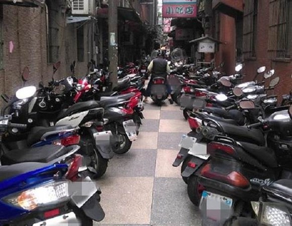 男牽自己車躲雨！被鄰居留字條警告：太沒公德心　「真相」曝光網笑讚：有義氣！