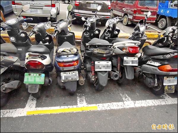 男牽自己車躲雨！被鄰居留字條警告：太沒公德心　「真相」曝光網笑讚：有義氣！