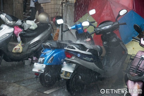 男牽自己車躲雨！被鄰居留字條警告：太沒公德心　「真相」曝光網笑讚：有義氣！