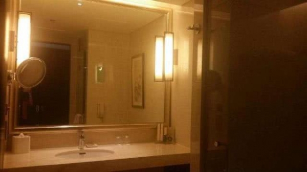為什麼住旅館時「廁所燈要開一晚」？多數人不在意，聰明人就知道！