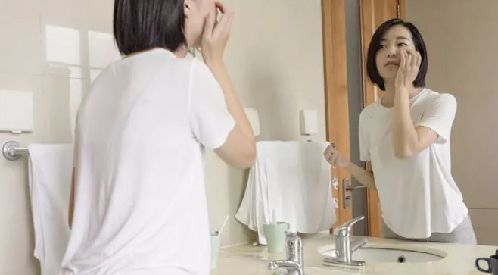 蚊子咬了腫一包奇癢難忍？越抓越癢，教你止癢方法，60秒後止癢去痕！