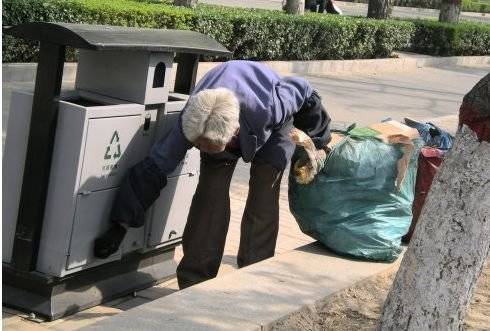 老人拾荒攢88萬，兒子接回家伺候，老人走後查了餘額，兒子哭了