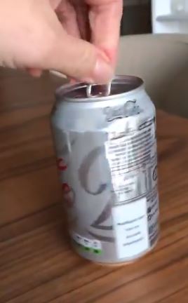 她買可樂「倒出來只有2滴」氣炸PO影片，專業網友一看超扼腕：你剛倒掉了61萬！