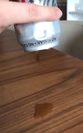 她買可樂「倒出來只有2滴」氣炸PO影片，專業網友一看超扼腕：你剛倒掉了61萬！