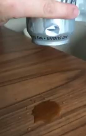 她買可樂「倒出來只有2滴」氣炸PO影片，專業網友一看超扼腕：你剛倒掉了61萬！