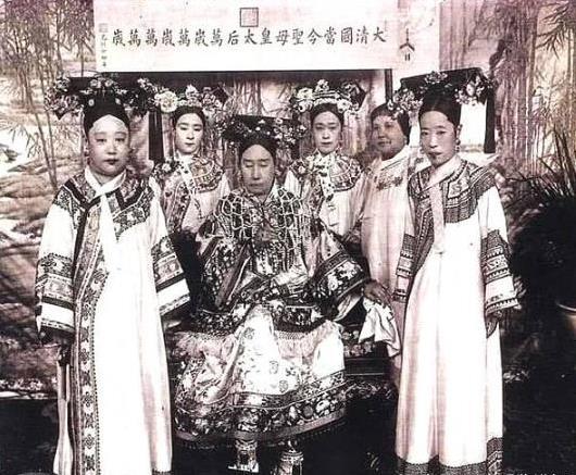 八國聯軍睡了慈禧鳳床，還刻上外語，誰也不敢將這句外語譯成中文