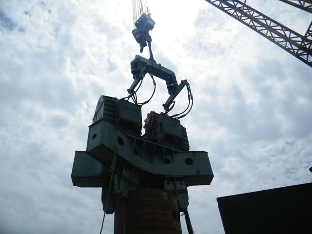 現在有很多的跨海大橋建成通行，並且還有不少是正在建設中。海水那麼深，跨海大橋的橋墩是怎麼建上去的呢？