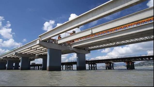 現在有很多的跨海大橋建成通行，並且還有不少是正在建設中。海水那麼深，跨海大橋的橋墩是怎麼建上去的呢？