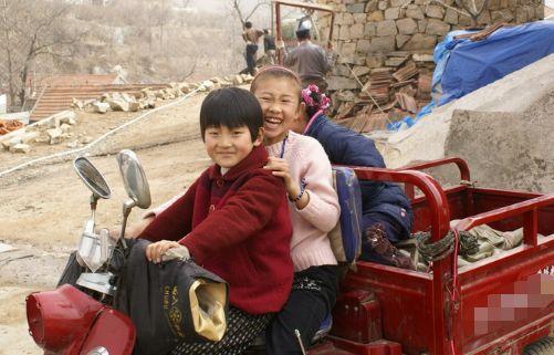小女孩給了乞丐7塊6毛錢，誰知乞丐笑著數完錢後卻立刻報了警！ 