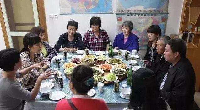 侄子結婚我包了「兩萬大紅包」！晚上接到了二嫂電話，我默默退出家族群：有一種親戚，要遠離！