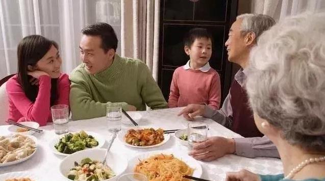 侄子結婚我包了「兩萬大紅包」！晚上接到了二嫂電話，我默默退出家族群：有一種親戚，要遠離！