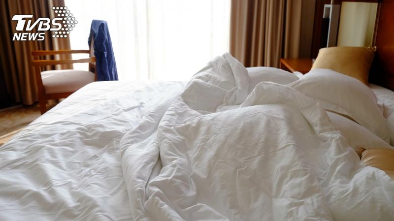 破門抓姦夫全裸　小三躲棉被…嫩妻掀開傻眼：爸！怎是你