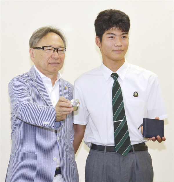 弄丟錢包！高中生「急奔喪」無法返鄉，陌生長輩「二話不說掏出1萬7」他淚尋恩人結局超暖！