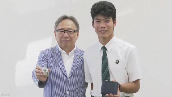 弄丟錢包！高中生「急奔喪」無法返鄉，陌生長輩「二話不說掏出1萬7」他淚尋恩人結局超暖！
