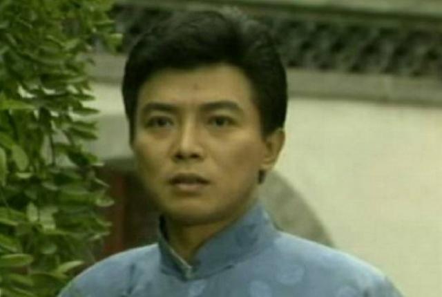 淡出影壇14年，「婉君大少爺」張佩華近照曝光，只有一物相伴，滿頭白髮認不出，網友卻說：很幸福！