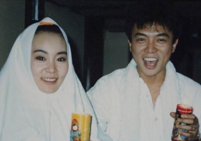淡出影壇14年，「婉君大少爺」張佩華近照曝光，只有一物相伴，滿頭白髮認不出，網友卻說：很幸福！