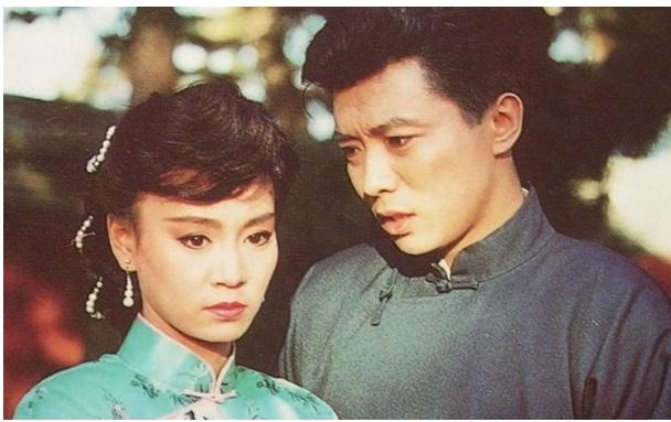 淡出影壇14年，「婉君大少爺」張佩華近照曝光，只有一物相伴，滿頭白髮認不出，網友卻說：很幸福！