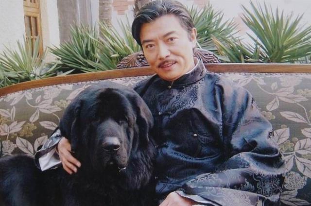 淡出影壇14年，「婉君大少爺」張佩華近照曝光，只有一物相伴，滿頭白髮認不出，網友卻說：很幸福！