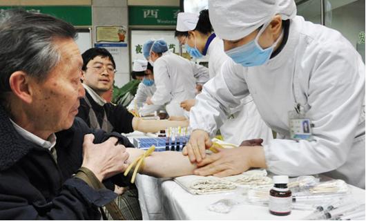 51歲男子腹痛入院，查出肝癌，醫生惋惜：都是餐桌上這兩物害的