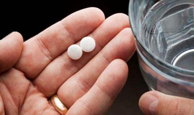慢性胃炎患者飲食「三宜三忌」，不能用水送服２類胃藥，要牢記！ 