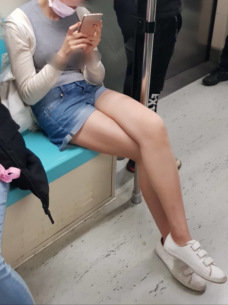 捷運對座長腿妹是天菜！網友流出360度完整無死角照...往上一看「好大的福利」：這哪條線？