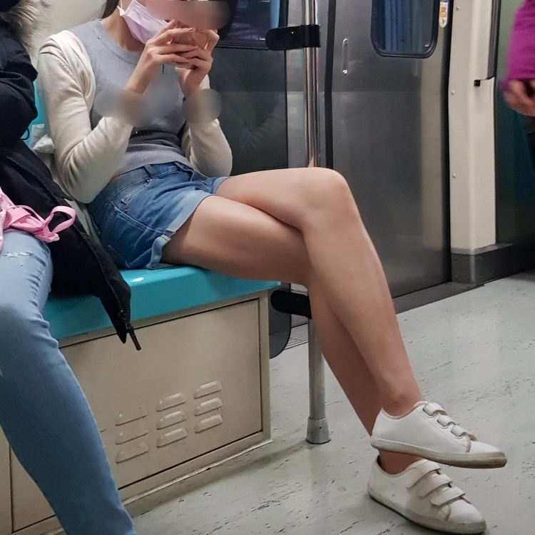 捷運對座長腿妹是天菜！網友流出360度完整無死角照...往上一看「好大的福利」：這哪條線？