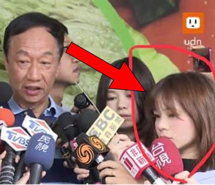 郭董直播大家卻重點誤「右下角那個妹子好正」傳送門立馬奉上：媽！我又戀愛了！