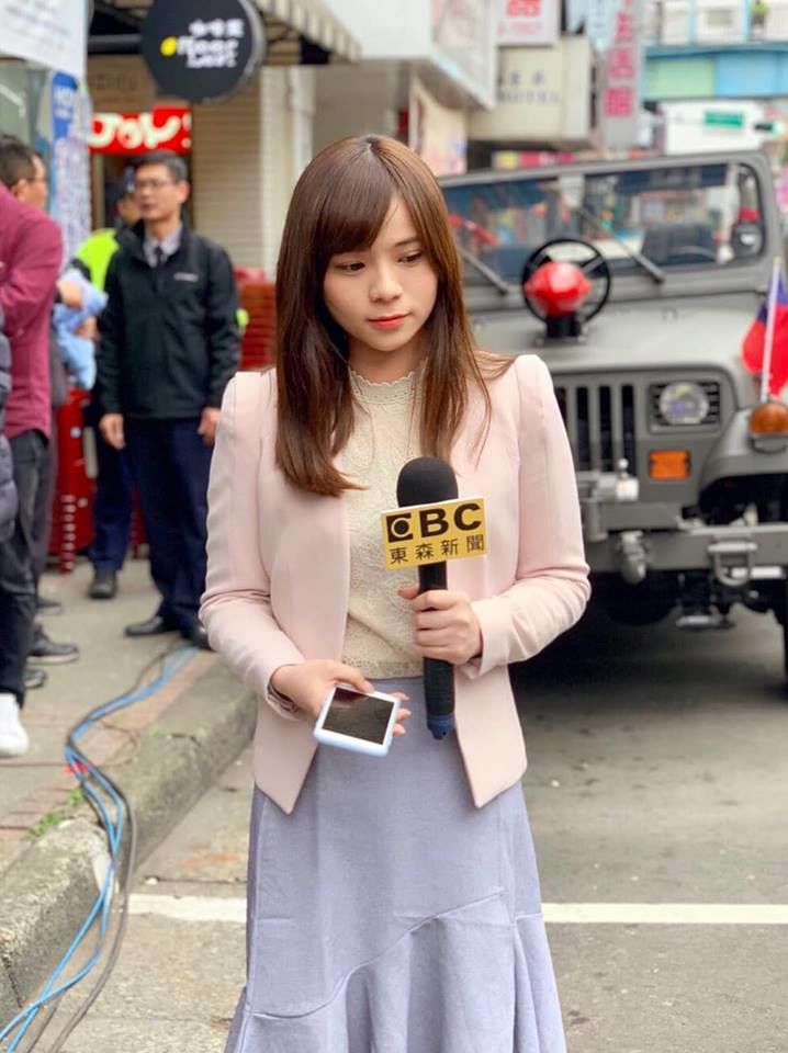 郭董直播大家卻重點誤「右下角那個妹子好正」傳送門立馬奉上：媽！我又戀愛了！
