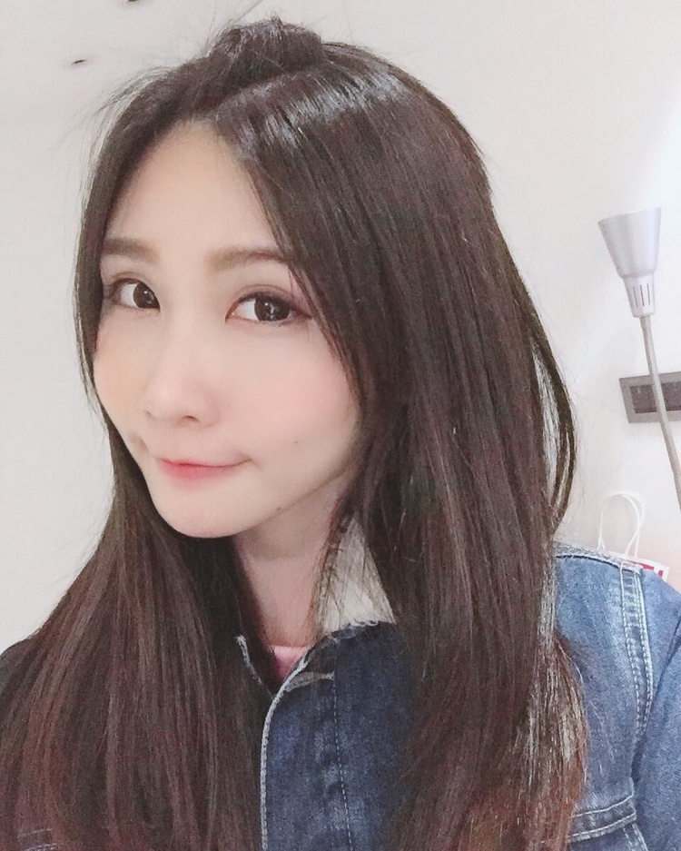 下課老師偷偷脫外套，教室內大放送「超逆天美腿」...同學看暈：強制轉大人